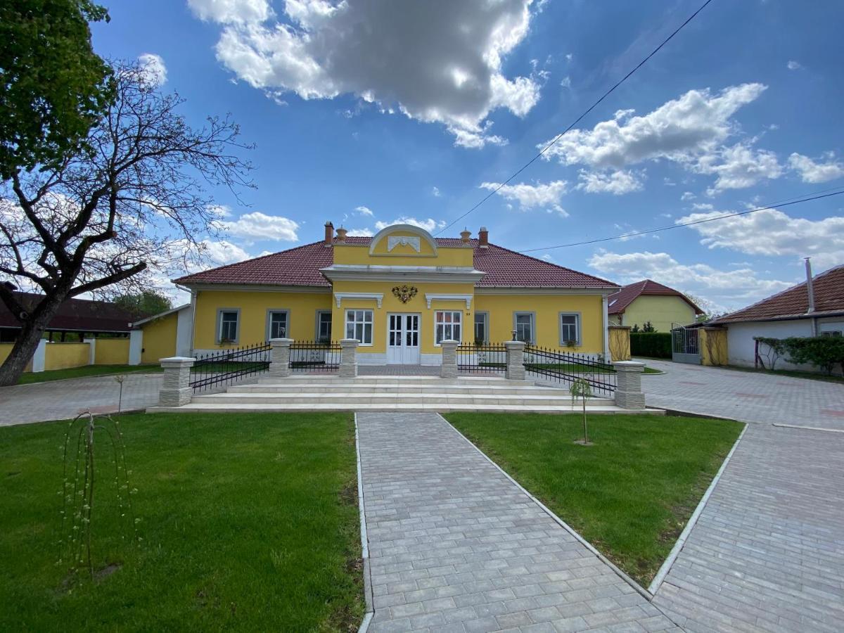Kúria Vendégház Poroszló Esterno foto